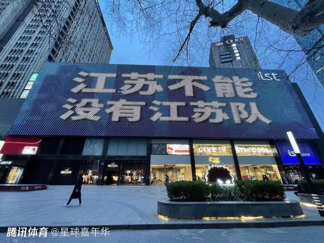 不过在意甲联赛却一直没能进入前四，本赛季目前为止罗马在意甲积分榜落后欧冠区3分。